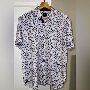 Michael Strahan short-sleeve dress shirt.